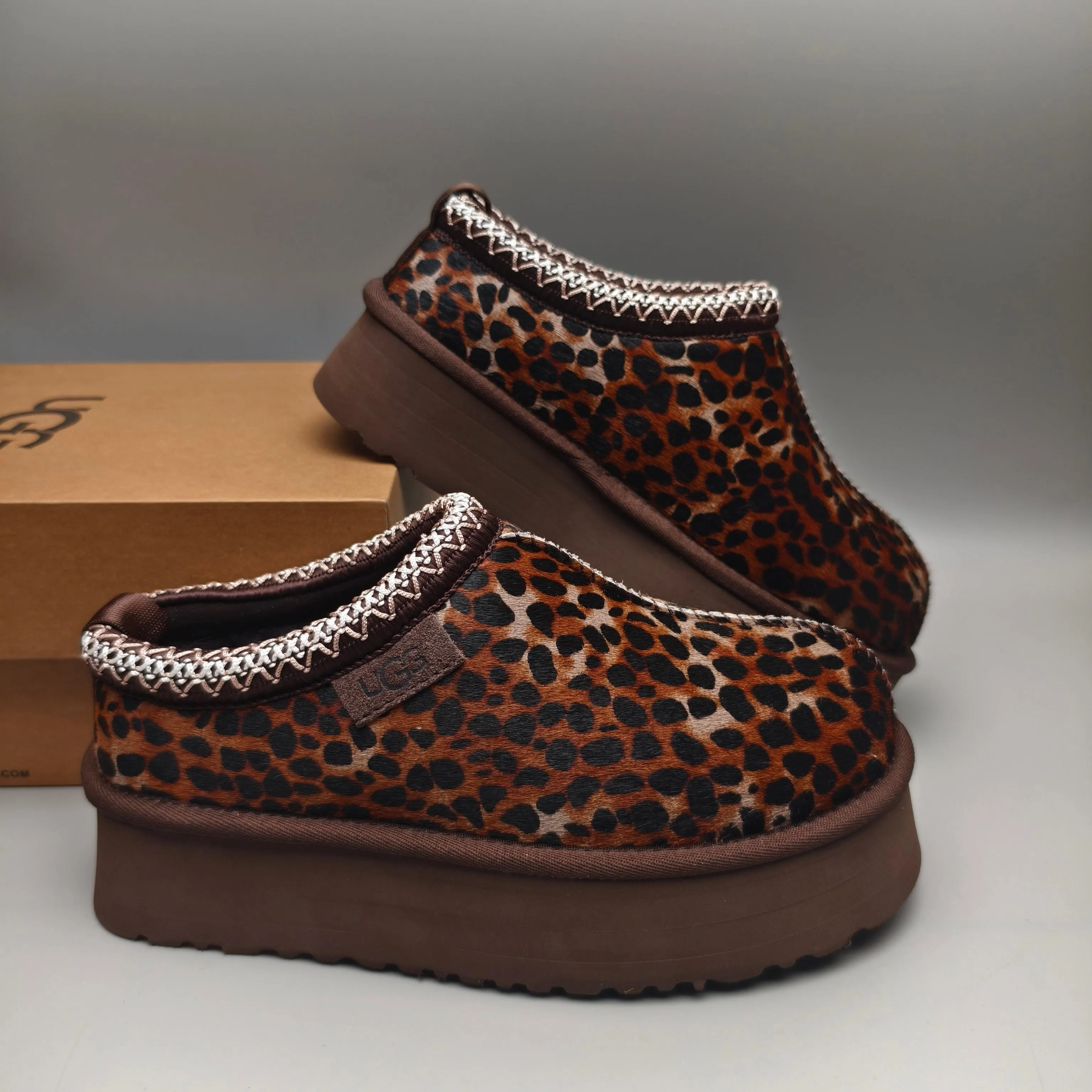 💰520 UGG sheepskin all-in-one snow boots 8430 co-branded trendy thick-soled slip-on women's snow boots🐾~ 🍭 A co-branded trendy item launched with well-known designer brands Feng Chen Wang and TELFAR. Zhou Dongyu & Wang Jiaer’s same style Fang Kete boots. The slip-on design makes it easy to put on and take off, and can be used indoors or outdoors. The exotic hemming design is eye-catching, and it is definitely worth buying ~ 🍭Material: cowhide ➕sheep fur Outsole: rubber (Light Wing Technology) 🍭Color: clever leopard print 🍭Number: 35-41